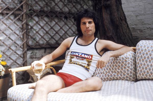 Cuộc tình đồng tính bí ẩn và ngọt ngào của huyền thoại Freddie Mercury (Queen) Cuộc tình đồng tính bí ẩn và ngọt ngào của huyền thoại Freddie Mercury (Queen)