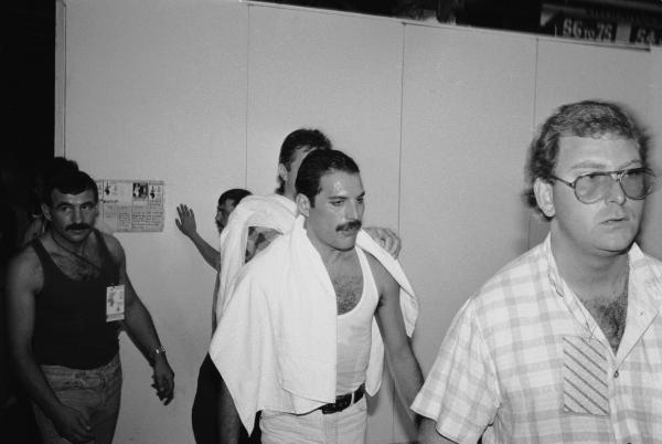 Cuộc tình đồng tính bí ẩn và ngọt ngào của huyền thoại Freddie Mercury (Queen) Cuộc tình đồng tính bí ẩn và ngọt ngào của huyền thoại Freddie Mercury (Queen)