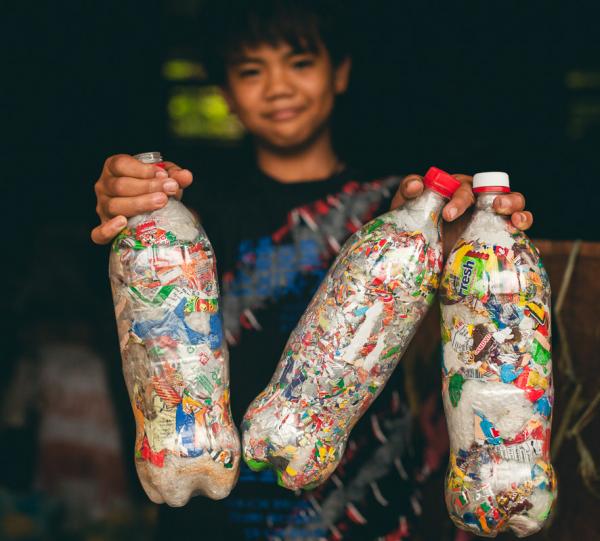 Gạch sinh thái làm từ rác không thể tái chế - ý tưởng độc đáo 'cứu nguy' cho môi trường Gạch sinh thái làm từ rác không thể tái chế - ý tưởng độc đáo 'cứu nguy' cho môi trường