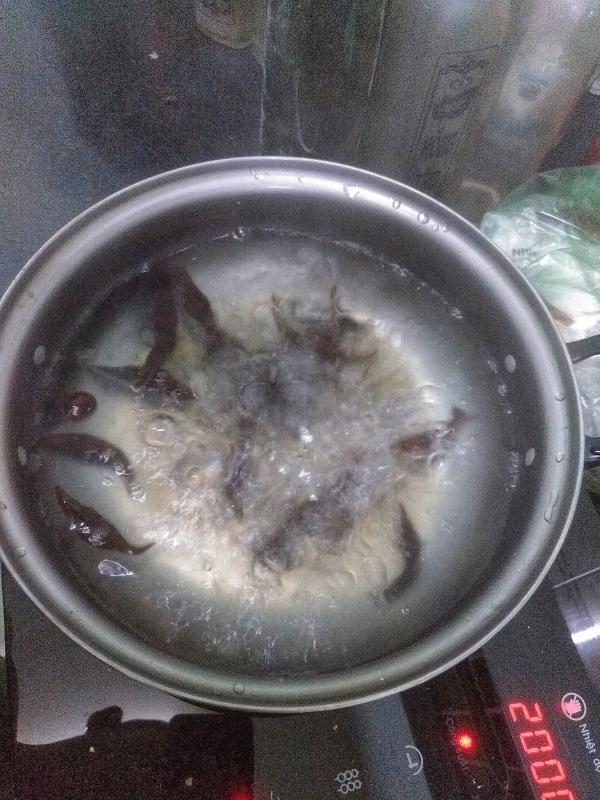 Nửa đêm phát thèm trà sữa trân châu, các anh bộ đội lọ mọ đi nấu... trà sữa 'con đỉa' Nửa đêm phát thèm trà sữa trân châu, các anh bộ đội lọ mọ đi nấu... trà sữa 'con đỉa'