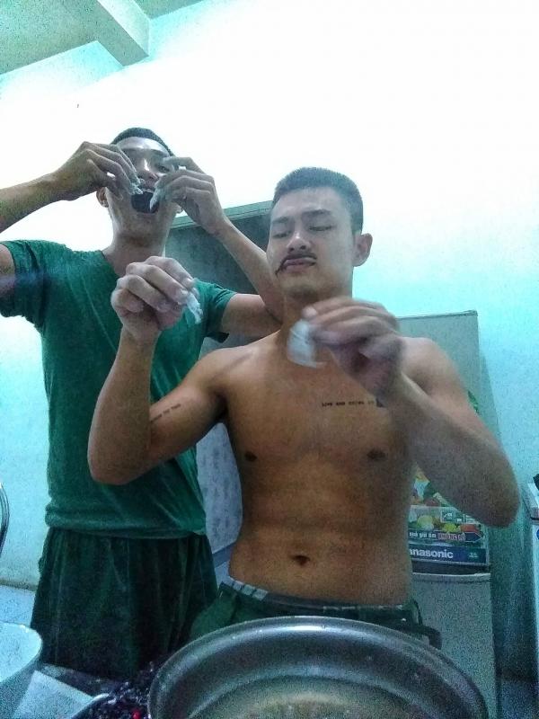 Nửa đêm phát thèm trà sữa trân châu, các anh bộ đội lọ mọ đi nấu... trà sữa 'con đỉa' Nửa đêm phát thèm trà sữa trân châu, các anh bộ đội lọ mọ đi nấu... trà sữa 'con đỉa'