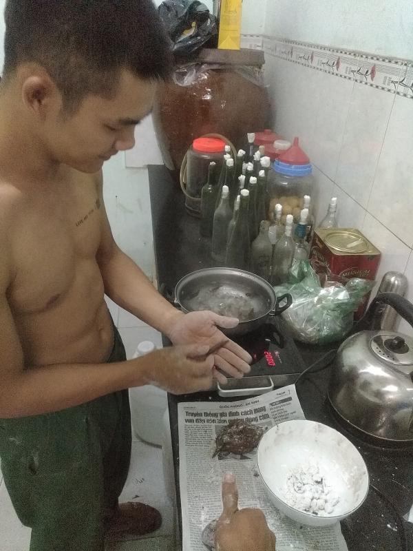 Nửa đêm phát thèm trà sữa trân châu, các anh bộ đội lọ mọ đi nấu... trà sữa 'con đỉa' Nửa đêm phát thèm trà sữa trân châu, các anh bộ đội lọ mọ đi nấu... trà sữa 'con đỉa'