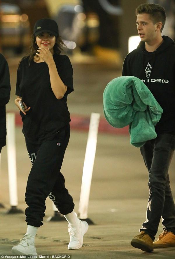 Justin Bieber hạnh phúc hôn Hailey Baldwin, Selena Gomez cũng vui bên tình mới? Justin Bieber hạnh phúc hôn Hailey Baldwin, Selena Gomez cũng vui bên tình mới?