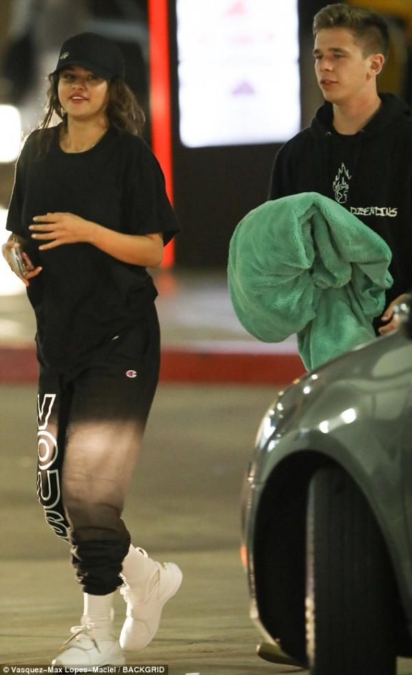 Justin Bieber hạnh phúc hôn Hailey Baldwin, Selena Gomez cũng vui bên tình mới? Justin Bieber hạnh phúc hôn Hailey Baldwin, Selena Gomez cũng vui bên tình mới?