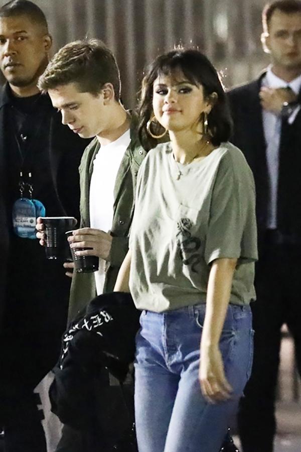 Justin Bieber hạnh phúc hôn Hailey Baldwin, Selena Gomez cũng vui bên tình mới? Justin Bieber hạnh phúc hôn Hailey Baldwin, Selena Gomez cũng vui bên tình mới?