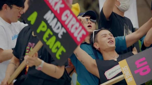 20 chi tiết thú vị ẩn chứa trong MV 'Where R U From' của Seungri (Big Bang) 20 chi tiết thú vị ẩn chứa trong MV 'Where R U From' của Seungri (Big Bang)