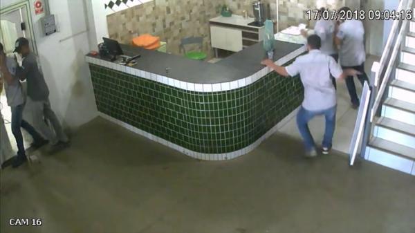 Chó Pitbull thân thiện muốn tìm người chơi cùng, ai ngờ khiến nhân viên cửa hàng phát hoảng Chó Pitbull thân thiện muốn tìm người chơi cùng, ai ngờ khiến nhân viên cửa hàng phát hoảng