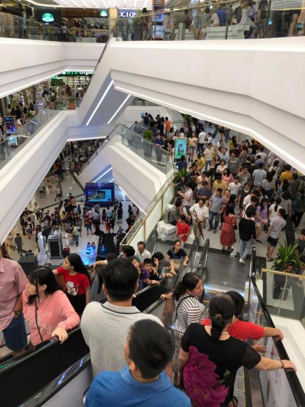 Landmark cao tận 81 tầng nhưng ý thức của người đến tham quan lại không cao như vậy Landmark cao tận 81 tầng nhưng ý thức của người đến tham quan lại không cao như vậy