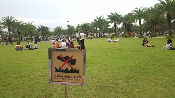 Landmark cao tận 81 tầng nhưng ý thức của người đến tham quan lại không cao như vậy Landmark cao tận 81 tầng nhưng ý thức của người đến tham quan lại không cao như vậy