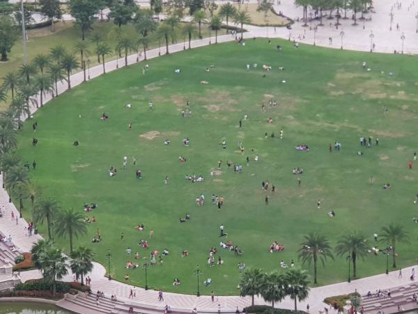 Landmark cao tận 81 tầng nhưng ý thức của người đến tham quan lại không cao như vậy Landmark cao tận 81 tầng nhưng ý thức của người đến tham quan lại không cao như vậy