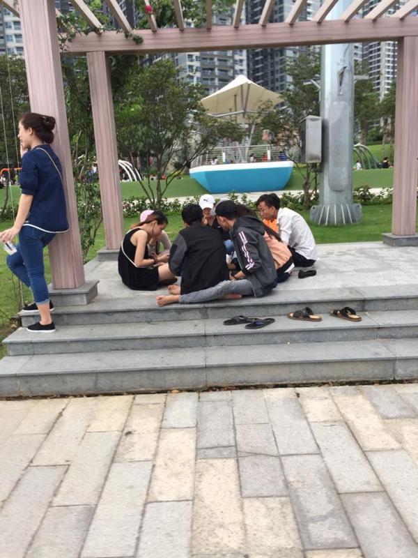 Landmark cao tận 81 tầng nhưng ý thức của người đến tham quan lại không cao như vậy Landmark cao tận 81 tầng nhưng ý thức của người đến tham quan lại không cao như vậy