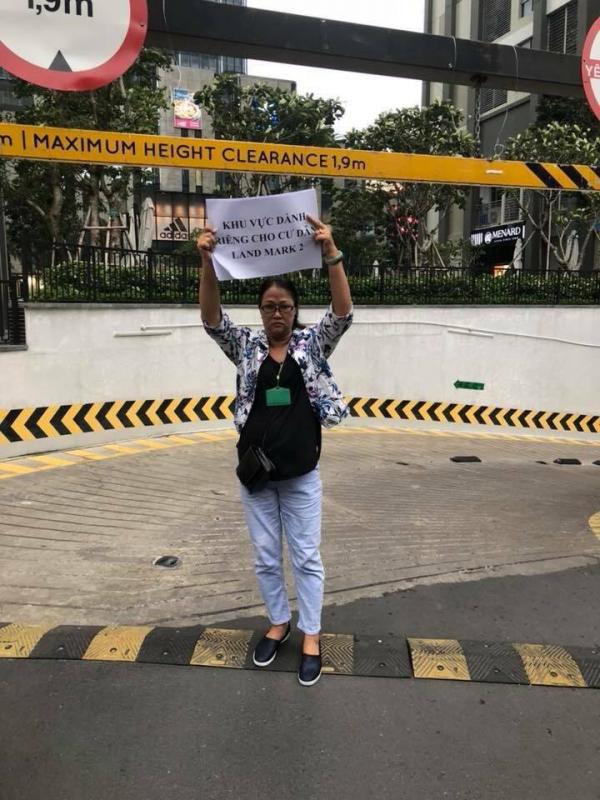 Landmark cao tận 81 tầng nhưng ý thức của người đến tham quan lại không cao như vậy Landmark cao tận 81 tầng nhưng ý thức của người đến tham quan lại không cao như vậy