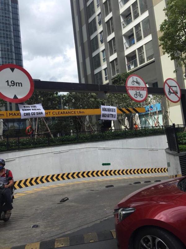 Landmark cao tận 81 tầng nhưng ý thức của người đến tham quan lại không cao như vậy Landmark cao tận 81 tầng nhưng ý thức của người đến tham quan lại không cao như vậy