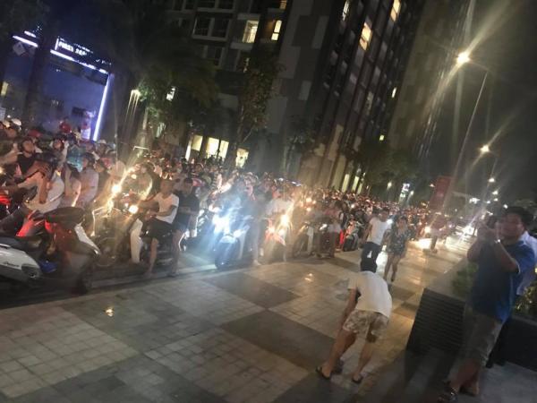 Landmark cao tận 81 tầng nhưng ý thức của người đến tham quan lại không cao như vậy Landmark cao tận 81 tầng nhưng ý thức của người đến tham quan lại không cao như vậy