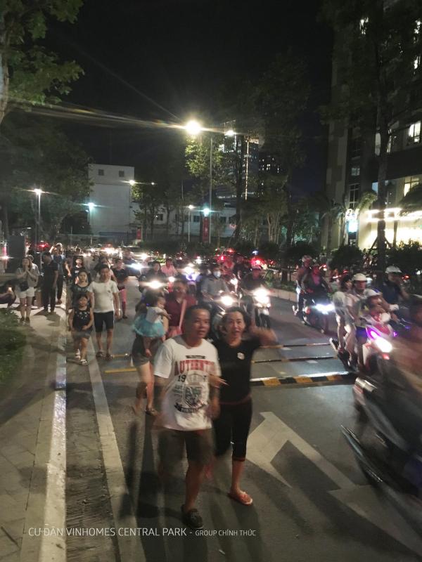 Landmark cao tận 81 tầng nhưng ý thức của người đến tham quan lại không cao như vậy Landmark cao tận 81 tầng nhưng ý thức của người đến tham quan lại không cao như vậy