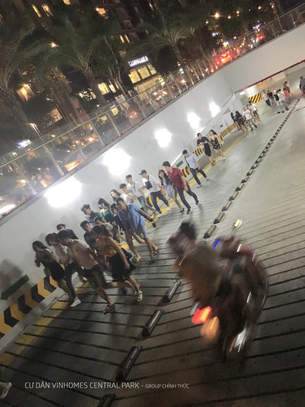 Landmark cao tận 81 tầng nhưng ý thức của người đến tham quan lại không cao như vậy Landmark cao tận 81 tầng nhưng ý thức của người đến tham quan lại không cao như vậy
