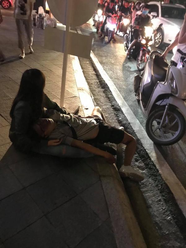 Landmark cao tận 81 tầng nhưng ý thức của người đến tham quan lại không cao như vậy Landmark cao tận 81 tầng nhưng ý thức của người đến tham quan lại không cao như vậy