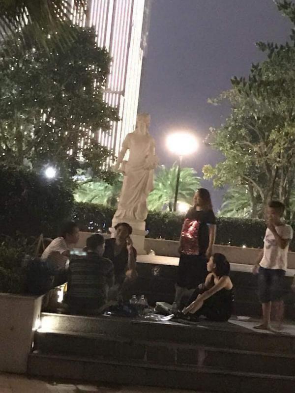 Landmark cao tận 81 tầng nhưng ý thức của người đến tham quan lại không cao như vậy Landmark cao tận 81 tầng nhưng ý thức của người đến tham quan lại không cao như vậy