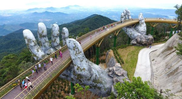 Báo chí nước ngoài liên tục đưa tin khen ngợi Cầu Vàng tại Bà Nà Hills 'đẹp như trong phim' Báo chí nước ngoài liên tục đưa tin khen ngợi Cầu Vàng tại Bà Nà Hills 'đẹp như trong phim'