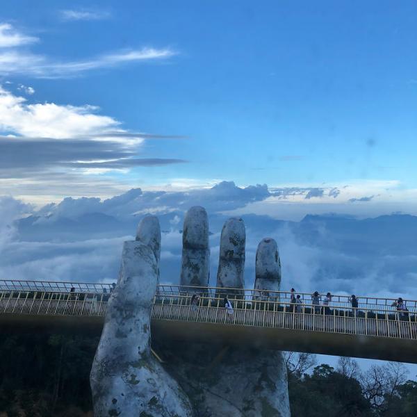 Báo chí nước ngoài liên tục đưa tin khen ngợi Cầu Vàng tại Bà Nà Hills 'đẹp như trong phim' Báo chí nước ngoài liên tục đưa tin khen ngợi Cầu Vàng tại Bà Nà Hills 'đẹp như trong phim'