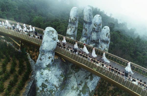 Báo chí nước ngoài liên tục đưa tin khen ngợi Cầu Vàng tại Bà Nà Hills 'đẹp như trong phim' Báo chí nước ngoài liên tục đưa tin khen ngợi Cầu Vàng tại Bà Nà Hills 'đẹp như trong phim'