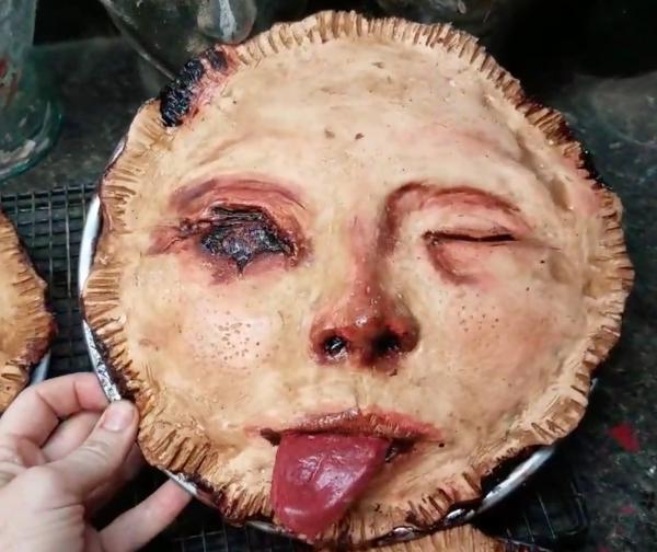 Bánh treo tường hình mặt người đáng sợ, chỉ nhìn cũng đã nuốt không trôi Bánh treo tường hình mặt người đáng sợ, chỉ nhìn cũng đã nuốt không trôi
