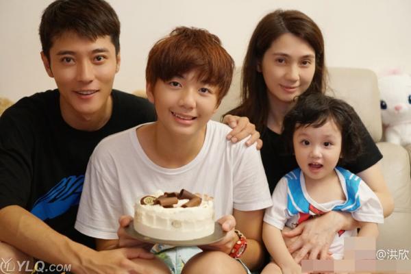 Chuyện tình như mơ của gái một con đình đám Cbiz và chàng sinh viên đẹp trai kém 11 tuổi Chuyện tình như mơ của gái một con đình đám Cbiz và chàng sinh viên đẹp trai kém 11 tuổi