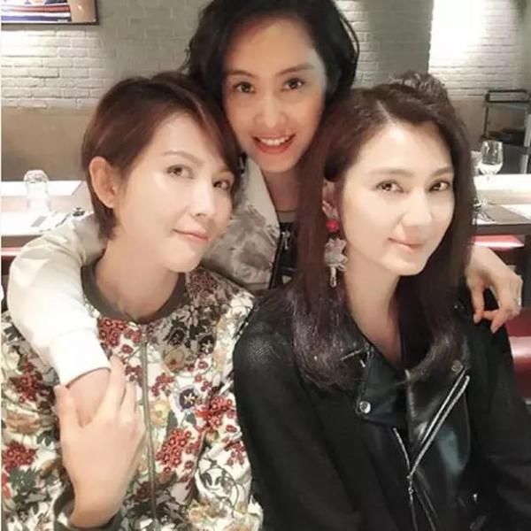 Chuyện tình như mơ của gái một con đình đám Cbiz và chàng sinh viên đẹp trai kém 11 tuổi Chuyện tình như mơ của gái một con đình đám Cbiz và chàng sinh viên đẹp trai kém 11 tuổi