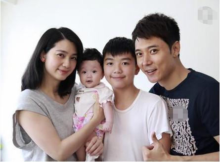 Chuyện tình như mơ của gái một con đình đám Cbiz và chàng sinh viên đẹp trai kém 11 tuổi Chuyện tình như mơ của gái một con đình đám Cbiz và chàng sinh viên đẹp trai kém 11 tuổi