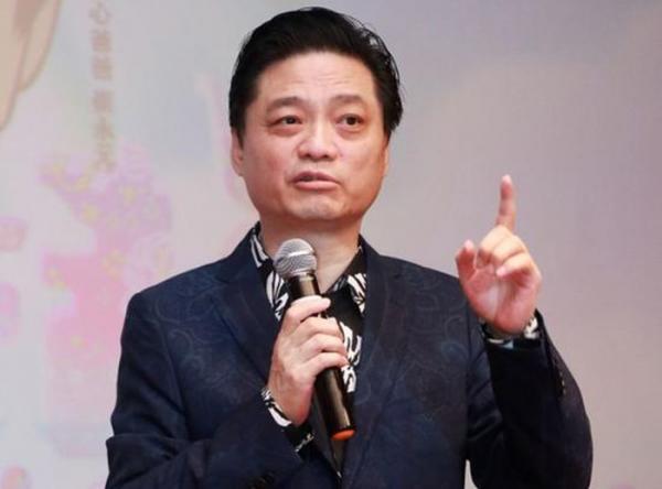 Chưa nguôi thù cũ, cựu MC đài CCTV cảnh cáo Phùng Tiểu Cương: 'Tội ác của anh nằm trong ngăn kéo của tôi' Chưa nguôi thù cũ, cựu MC đài CCTV cảnh cáo Phùng Tiểu Cương: 'Tội ác của anh nằm trong ngăn kéo của tôi'