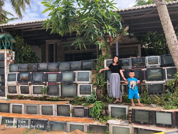 Đẳng cấp của 'nhà không có gì ngoài điều kiện' là làm hàng rào bằng... tivi Đẳng cấp của 'nhà không có gì ngoài điều kiện' là làm hàng rào bằng... tivi