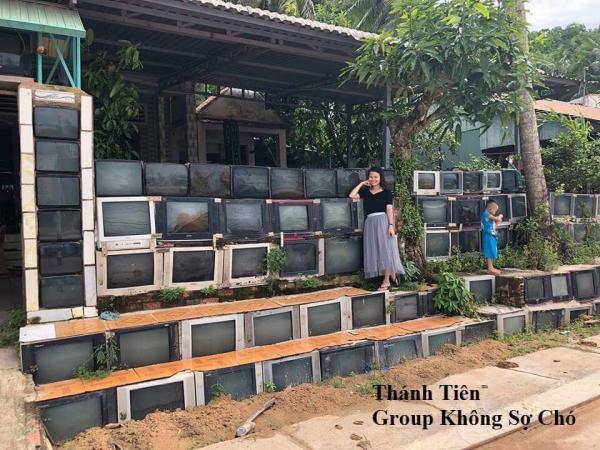 Đẳng cấp của 'nhà không có gì ngoài điều kiện' là làm hàng rào bằng... tivi Đẳng cấp của 'nhà không có gì ngoài điều kiện' là làm hàng rào bằng... tivi