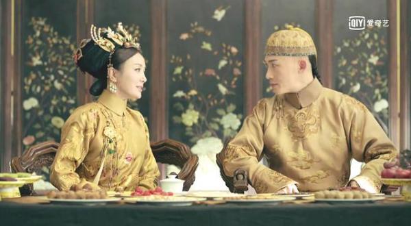 'Chết cười' với biểu cảm ngốc nghếch của những chú rồng trên long bào Hoàng đế 'Chết cười' với biểu cảm ngốc nghếch của những chú rồng trên long bào Hoàng đế