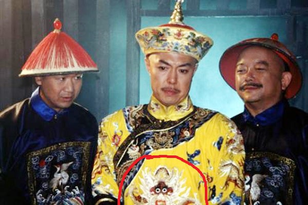 'Chết cười' với biểu cảm ngốc nghếch của những chú rồng trên long bào Hoàng đế 'Chết cười' với biểu cảm ngốc nghếch của những chú rồng trên long bào Hoàng đế