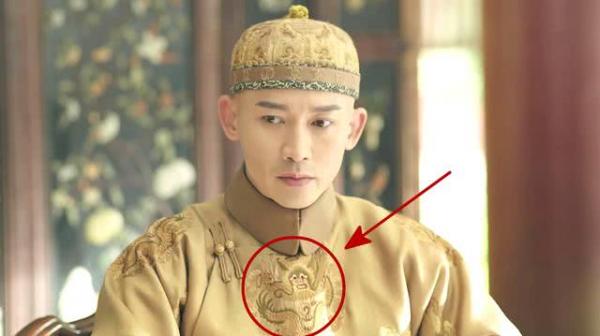 'Chết cười' với biểu cảm ngốc nghếch của những chú rồng trên long bào Hoàng đế 'Chết cười' với biểu cảm ngốc nghếch của những chú rồng trên long bào Hoàng đế
