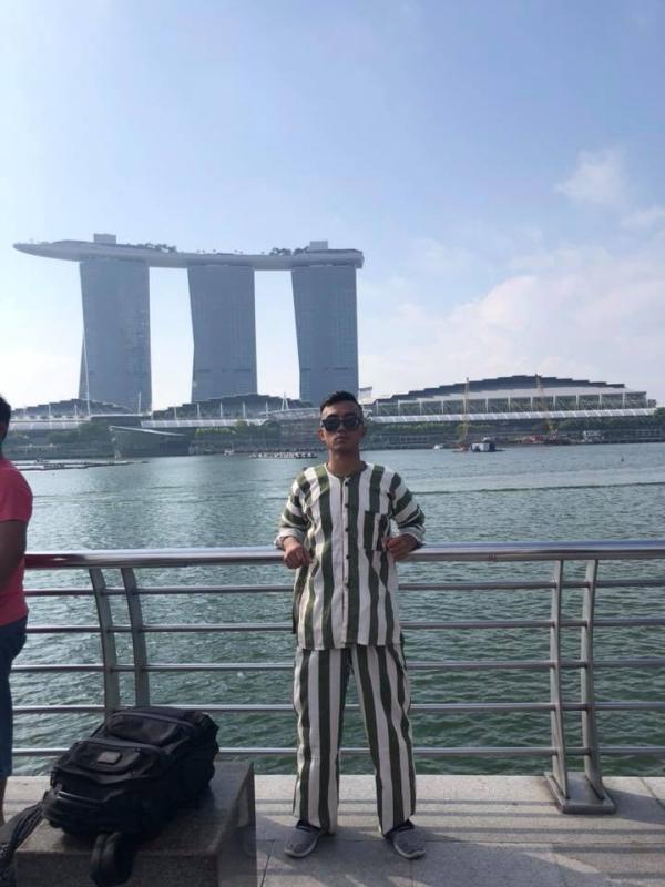Thanh niên mặc áo tù vi vu Singapore khiến cộng đồng mạng không biết nên cười hay mếu Thanh niên mặc áo tù vi vu Singapore khiến cộng đồng mạng không biết nên cười hay mếu