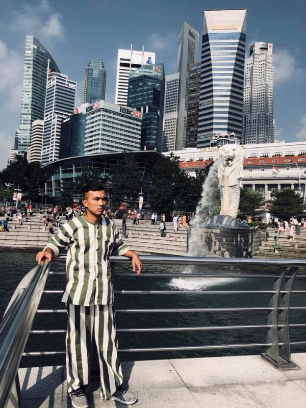 Thanh niên mặc áo tù vi vu Singapore khiến cộng đồng mạng không biết nên cười hay mếu Thanh niên mặc áo tù vi vu Singapore khiến cộng đồng mạng không biết nên cười hay mếu