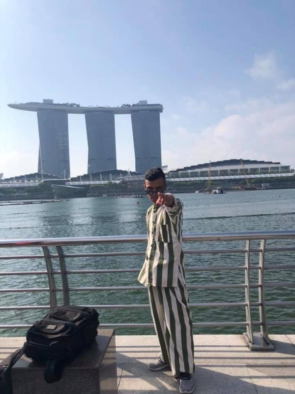 Thanh niên mặc áo tù vi vu Singapore khiến cộng đồng mạng không biết nên cười hay mếu Thanh niên mặc áo tù vi vu Singapore khiến cộng đồng mạng không biết nên cười hay mếu
