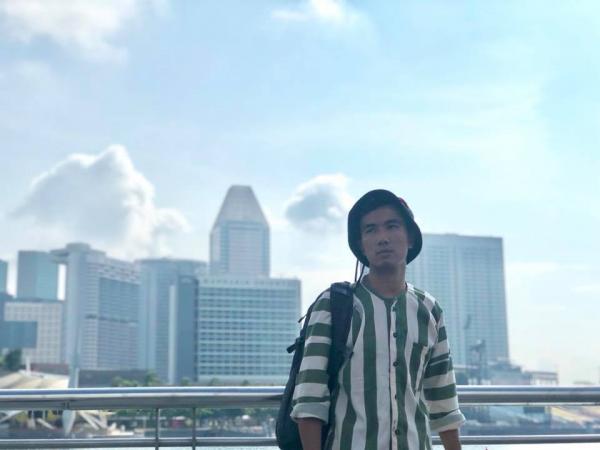 Thanh niên mặc áo tù vi vu Singapore khiến cộng đồng mạng không biết nên cười hay mếu Thanh niên mặc áo tù vi vu Singapore khiến cộng đồng mạng không biết nên cười hay mếu