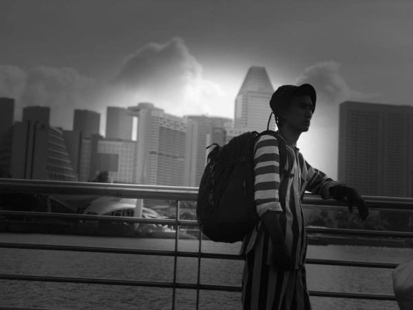 Thanh niên mặc áo tù vi vu Singapore khiến cộng đồng mạng không biết nên cười hay mếu Thanh niên mặc áo tù vi vu Singapore khiến cộng đồng mạng không biết nên cười hay mếu