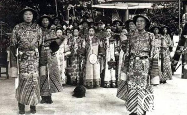 Cuộc sống của thái giám triều Thanh: Hoặc là thấp hèn hoặc là xa hoa, bại hoại chẳng ai bằng Cuộc sống của thái giám triều Thanh: Hoặc là thấp hèn hoặc là xa hoa, bại hoại chẳng ai bằng