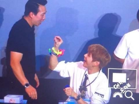 Tìm khắp K-Pop không thấy ai 'sủng ái', chiều chuộng Wanna One hơn anh vệ sĩ Tìm khắp K-Pop không thấy ai 'sủng ái', chiều chuộng Wanna One hơn anh vệ sĩ