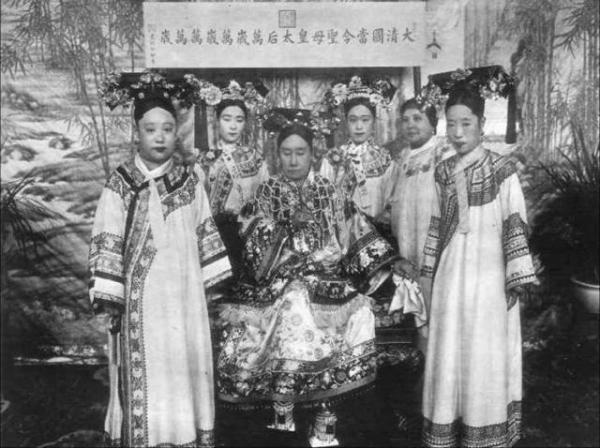 Lý do chúng ta không bao giờ biết được dung nhan thật sự của Càn Long và các Hoàng đế Trung Quốc Lý do chúng ta không bao giờ biết được dung nhan thật sự của Càn Long và các Hoàng đế Trung Quốc