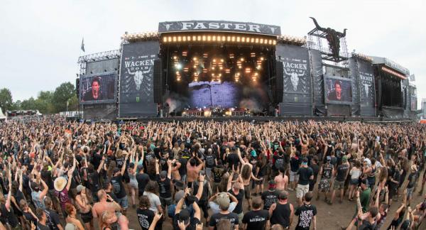 Hai cụ ông trốn viện dưỡng lão để đi 'quẩy' tại lễ hội nhạc heavy metal Hai cụ ông trốn viện dưỡng lão để đi 'quẩy' tại lễ hội nhạc heavy metal