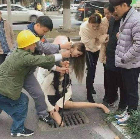 Sở hữu đôi chân quá thon, thiếu nữ phải kêu cứu vì kẹt chân dưới nắp cống thoát nước Sở hữu đôi chân quá thon, thiếu nữ phải kêu cứu vì kẹt chân dưới nắp cống thoát nước