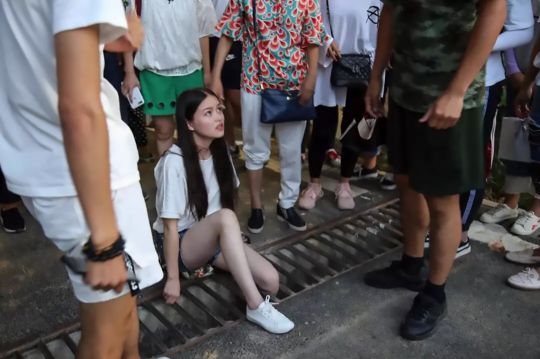 Sở hữu đôi chân quá thon, thiếu nữ phải kêu cứu vì kẹt chân dưới nắp cống thoát nước Sở hữu đôi chân quá thon, thiếu nữ phải kêu cứu vì kẹt chân dưới nắp cống thoát nước
