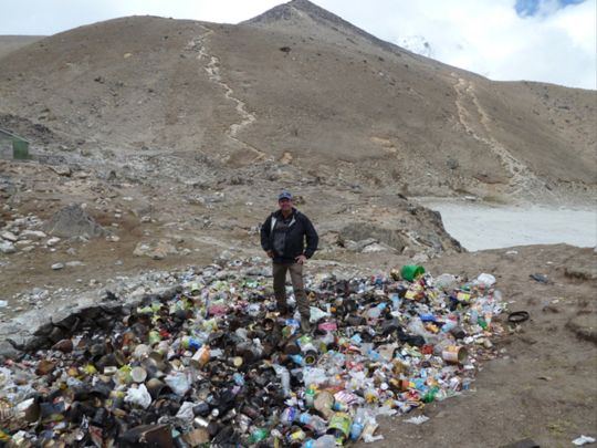 Sự thật gây sốc: Nóc nhà trái đất - đỉnh núi Everest cũng không thoát khỏi cảnh rác thải 'xâm chiếm' Sự thật gây sốc: Nóc nhà trái đất - đỉnh núi Everest cũng không thoát khỏi cảnh rác thải 'xâm chiếm'