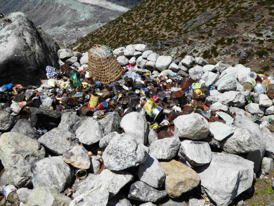 Sự thật gây sốc: Nóc nhà trái đất - đỉnh núi Everest cũng không thoát khỏi cảnh rác thải 'xâm chiếm' Sự thật gây sốc: Nóc nhà trái đất - đỉnh núi Everest cũng không thoát khỏi cảnh rác thải 'xâm chiếm'
