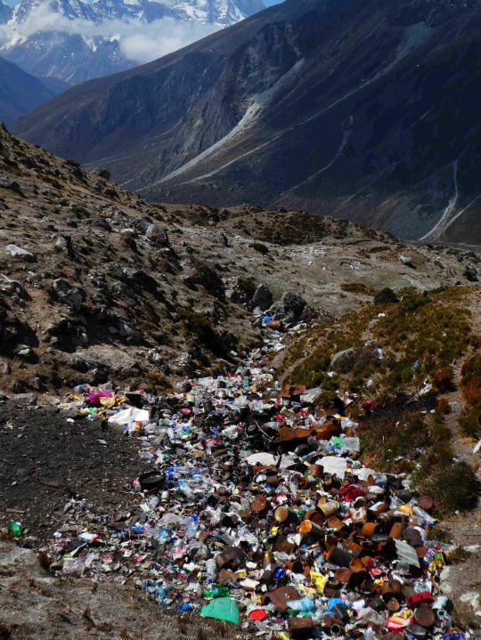 Sự thật gây sốc: Nóc nhà trái đất - đỉnh núi Everest cũng không thoát khỏi cảnh rác thải 'xâm chiếm' Sự thật gây sốc: Nóc nhà trái đất - đỉnh núi Everest cũng không thoát khỏi cảnh rác thải 'xâm chiếm'