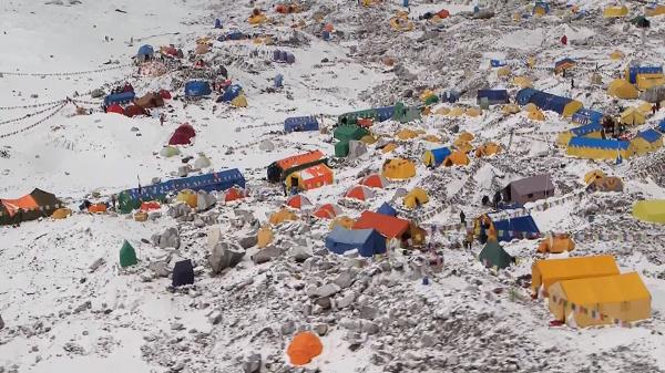 Sự thật gây sốc: Nóc nhà trái đất - đỉnh núi Everest cũng không thoát khỏi cảnh rác thải 'xâm chiếm' Sự thật gây sốc: Nóc nhà trái đất - đỉnh núi Everest cũng không thoát khỏi cảnh rác thải 'xâm chiếm'